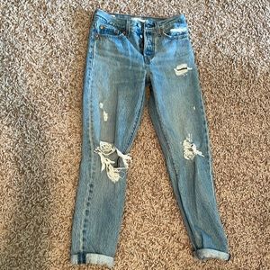Distressed Levi’s Wedgie fit jeans